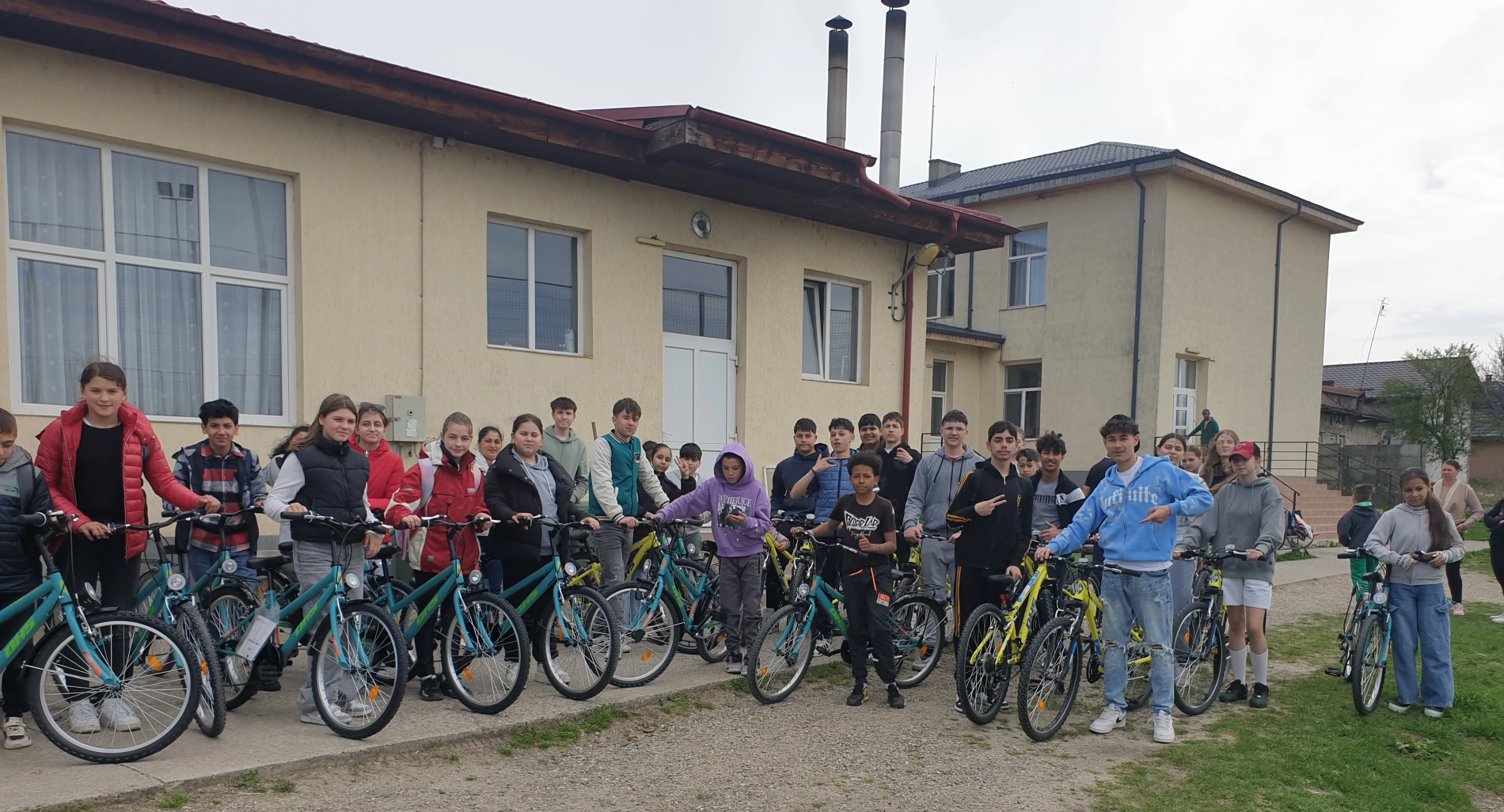 Curtea Scolii Chetris cu copii care au primit biciclete prin programul PNRR